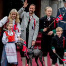 The Crown Prince and Crown Princess with their familiy, greeting the Children's Parade  at Skaugum (Photo: Stian Lysberg Solum / NTB scanpix)
